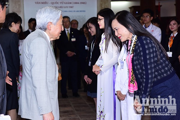 Nhà vua và Hoàng hậu Nhật Bản tươi cười vẫy chào người dân Hà Nội khi thăm Văn Miếu ảnh 3
