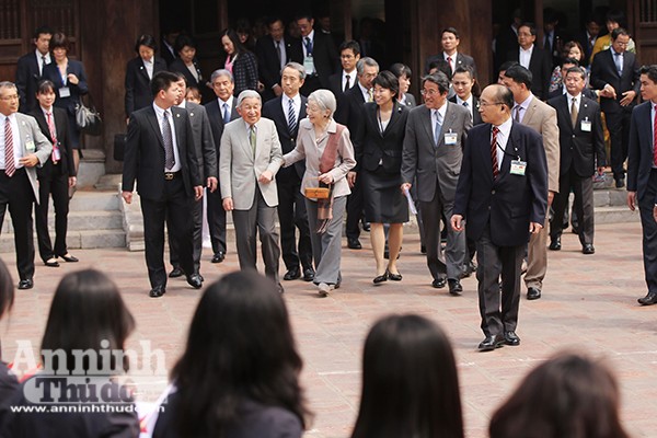 Nhà vua và Hoàng hậu Nhật Bản tươi cười vẫy chào người dân Hà Nội khi thăm Văn Miếu ảnh 2