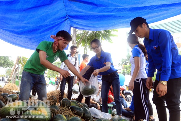 Mấy hôm nay, nhóm các bạn sinh viên thuộc Hội sinh viên Lạng Sơn tại Hà Nội đã và đang tổ chức bán dưa hấu Quảng Ngãi giúp bà con nông dân ở trên đường Nguyễn Chí Thanh. Địa điểm được sự phối hợp tổ chức của đoàn thanh niên phường Láng Hạ.