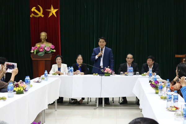 Chủ tịch UBND TP Hà Nội gặp gỡ văn nghệ sỹ, trí thức tiêu biểu của Thủ đô ảnh 1