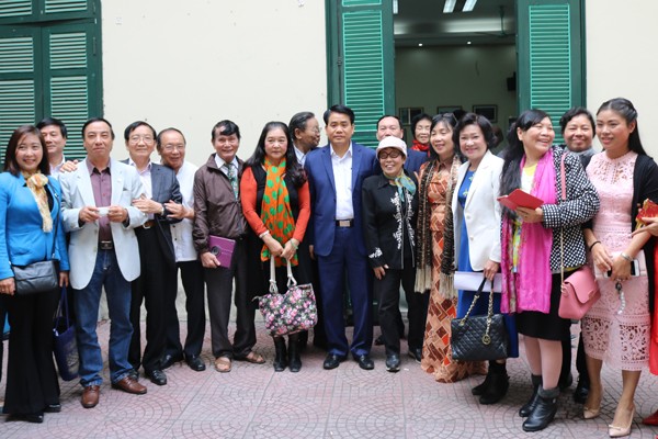 Chủ tịch UBND TP Hà Nội gặp gỡ văn nghệ sỹ, trí thức tiêu biểu của Thủ đô ảnh 2
