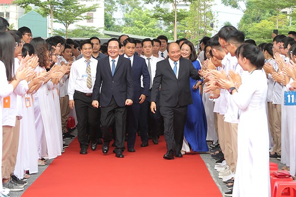 Thủ tướng Nguyễn Xuân Phúc: Dạy chữ quan trọng, dạy người, dạy lối sống càng quan trọng hơn ảnh 1