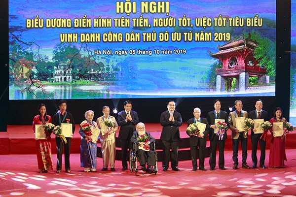 Bí thư Thành ủy Hoàng Trung Hải, Chủ tịch UBND TP Nguyễn Đức Chung chúc mừng 10 Công dân Thủ đô ưu tú 2019