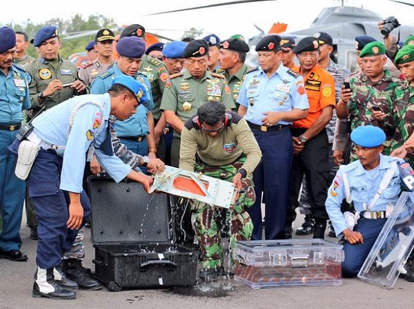 Máy bay QZ8501 có thể đã phát nổ ngay khi chạm mặt nước ảnh 1