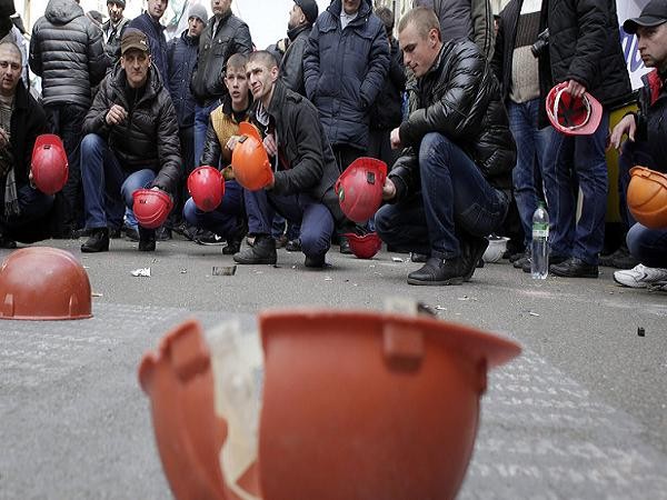 Công nhân than biểu tình tại Kiev bị các nhóm cấp tiến tấn công ảnh 1