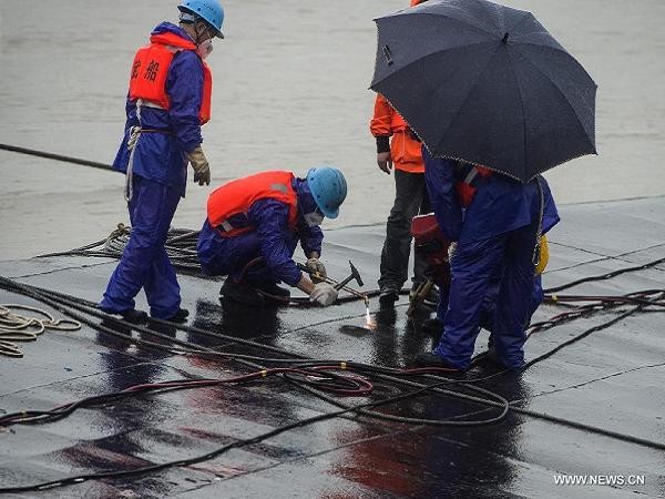 Số người chết trong vụ chìm tàu tại Trung Quốc đã lên đến 65 người ảnh 1