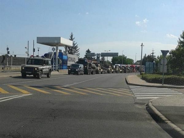 Đoàn xe quân sự bí mật xuất hiện trên biên giới Hungary-Ukraine ảnh 1