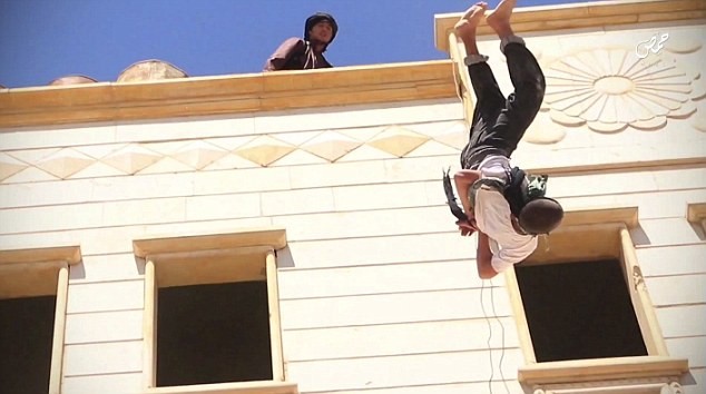 Man rợ: IS "rửa tội" cho 2 người đàn ông đồng tính bằng cách ném xuống từ mái nhà ảnh 1