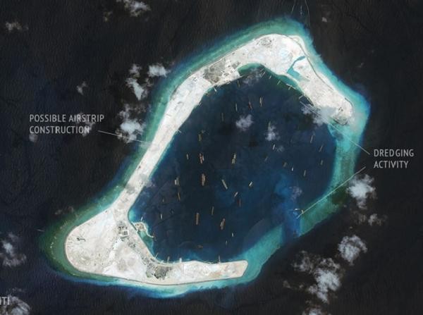 Một đường băng đang hình thành tại bãi đá Subi mà Trung Quốc chiếm đóng trái phép trên Biển Đông