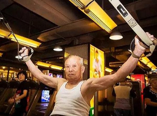 Trung Quốc: Cụ ông 93 tuổi "nghiện" tập thể hình, cơ bắp như thanh niên ảnh 1