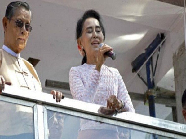 Giành chiến thắng trong bầu cử, nhưng bà Aung San Suu Kyi khó khăn để trở thành tổng thống ảnh 1