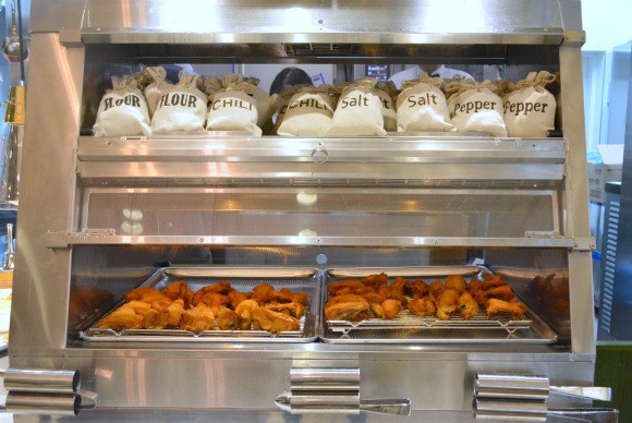 Ghé thăm nhà hàng buffet KFC đầu tiên trên thế giới ảnh 11