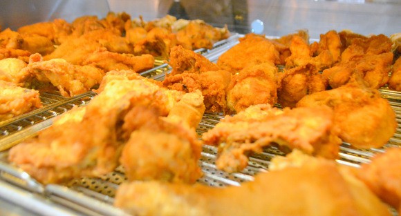 Ghé thăm nhà hàng buffet KFC đầu tiên trên thế giới ảnh 6