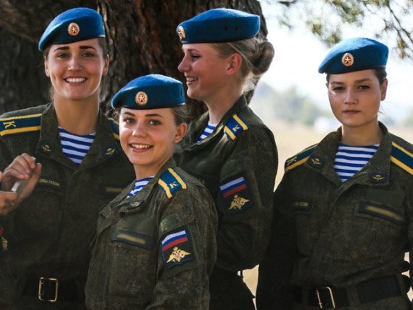 Ngắm vẻ đẹp hút hồn của các nữ binh sĩ Nga ảnh 9