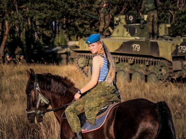 Ngắm vẻ đẹp hút hồn của các nữ binh sĩ Nga ảnh 8