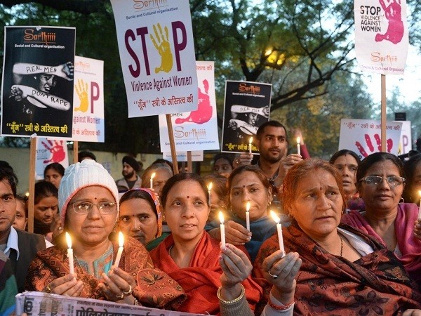 Ấn Độ: Sốc vụ em gái bị hãm hiếp và treo ngược lên cây ảnh 1