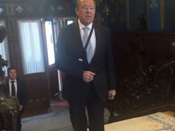 Ngoại trưởng Nga Lavrov bị thương ở tay khi chơi bóng đá ảnh 1