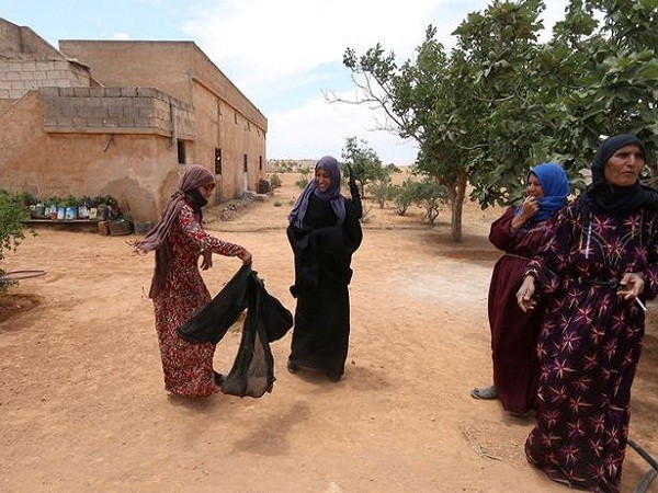 Phụ nữ Syria phấn khích cởi bỏ "niqab" sau khi ngôi làng được giải phóng khỏi IS ảnh 2