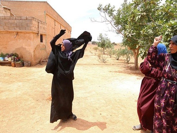 Phụ nữ Syria phấn khích cởi bỏ "niqab" sau khi ngôi làng được giải phóng khỏi IS ảnh 1