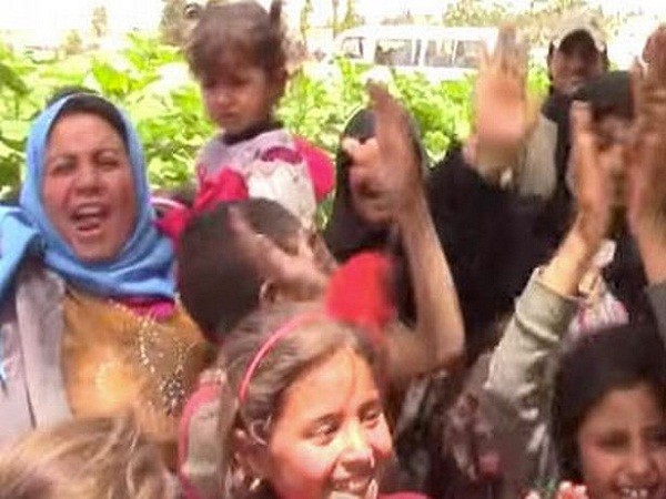 Phụ nữ Syria phấn khích cởi bỏ "niqab" sau khi ngôi làng được giải phóng khỏi IS ảnh 3