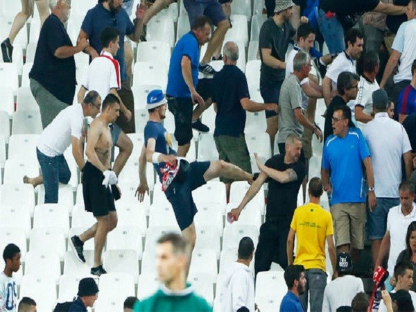 EURO 2016: Chùm ảnh Hooligan Nga tấn công cổ động viên Anh sau trận hòa 1-1 ảnh 2