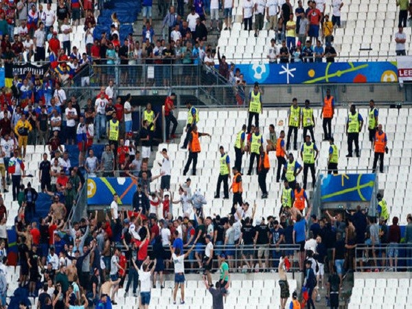 EURO 2016: Chùm ảnh Hooligan Nga tấn công cổ động viên Anh sau trận hòa 1-1 ảnh 1