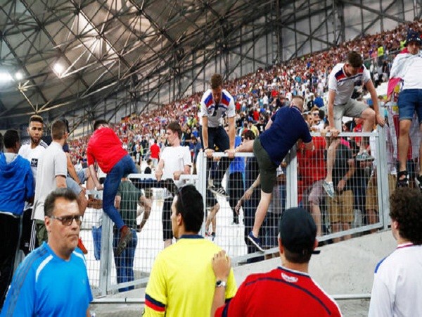 EURO 2016: Chùm ảnh Hooligan Nga tấn công cổ động viên Anh sau trận hòa 1-1 ảnh 5