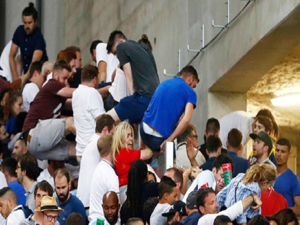 EURO 2016: Chùm ảnh Hooligan Nga tấn công cổ động viên Anh sau trận hòa 1-1 ảnh 4