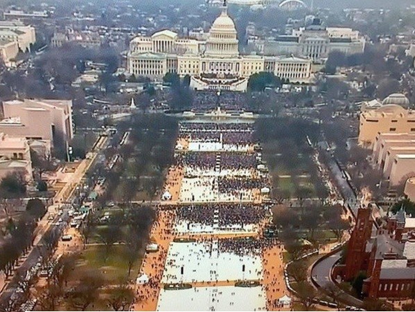 So sánh số lượng người tham gia lễ nhậm chức của ông Trump với ông Obama ảnh 1