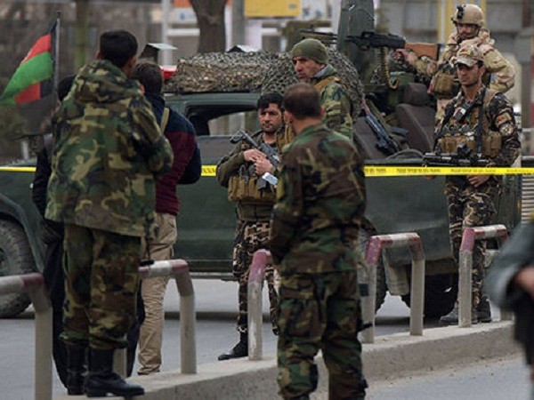Bệnh viện quân đội lớn nhất ở Afghanistan bị tấn công ảnh 4
