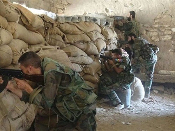 Quân đội Syria tấn công cố chiếm mỏ dầu lớn nhất ở Deir Ezzor ảnh 1