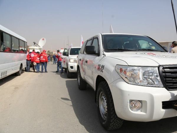 Một đoàn xe lớn chở hàng viện trợ nhân đạo chuẩn bị tiến vào Đông Ghouta ảnh 1
