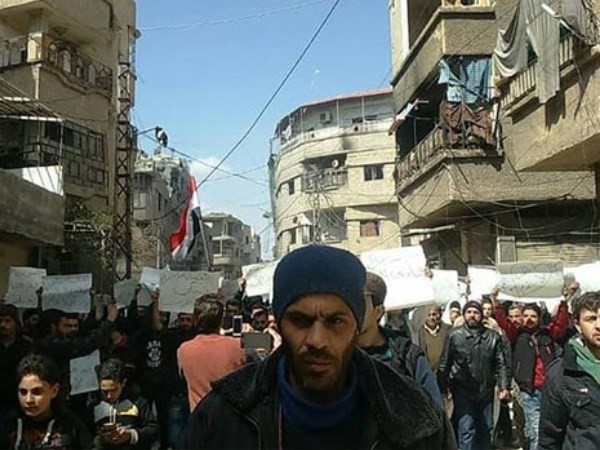 Dân thường Syria tấn công lực lượng dân chủ Syria tại Deir Ezzor ảnh 1