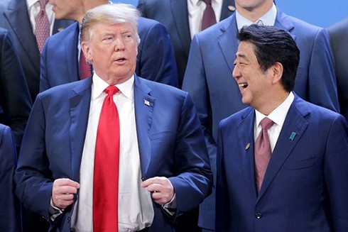 Tổng thống Mỹ Donald Trump (trái) đang tìm cách phối hợp với Thủ tướng Nhật Bản Shinzo Abe. (Nguồn: Vox)