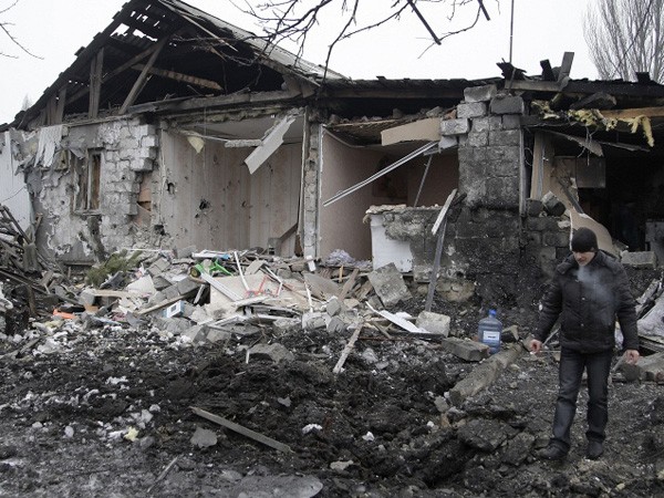 Ukraine “lặng lẽ” rút quân, phe ly khai tìm thấy vũ khí của Mỹ tại sân bay Donesk ảnh 1