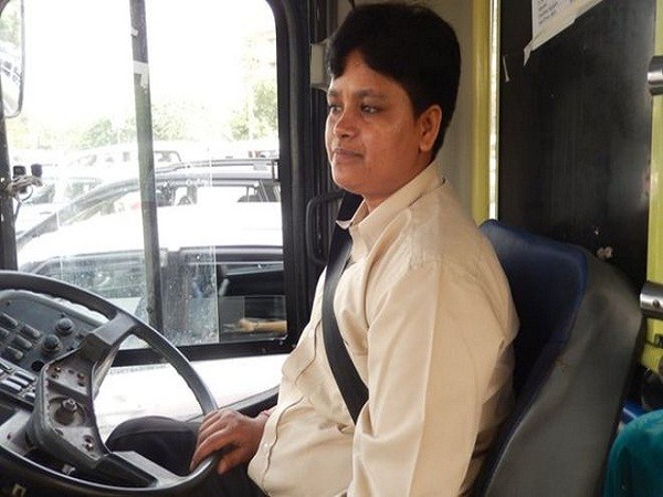 Hành khách Ấn Độ chào đón nữ tài xế xe bus đầu tiên của New Delhi ảnh 1
