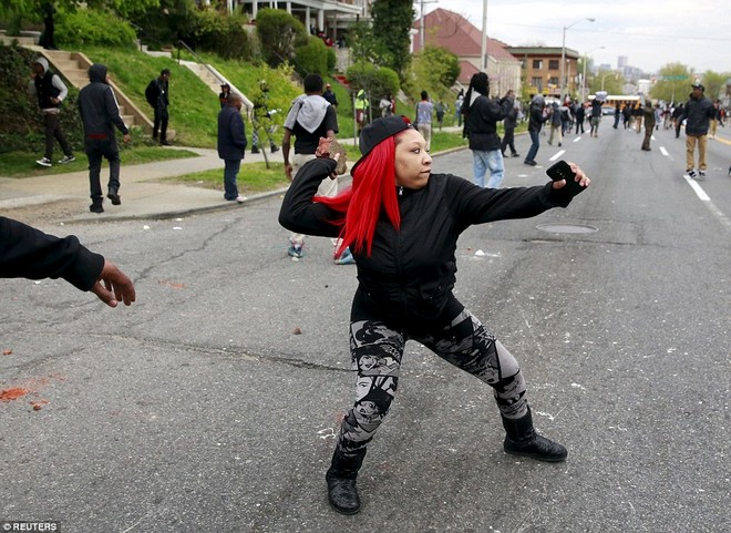 Baltimore (Mỹ) bạo động sau cái chết mới nhất của thanh niên da đen ảnh 10