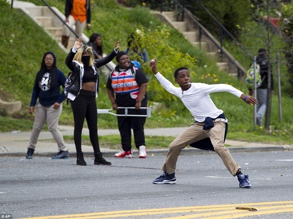 Baltimore (Mỹ) bạo động sau cái chết mới nhất của thanh niên da đen ảnh 8
