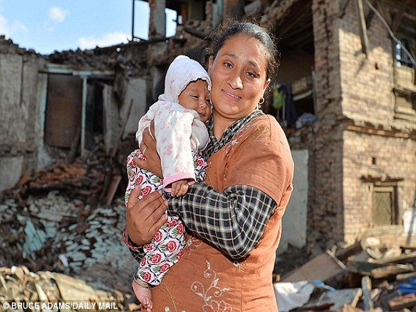 Thảm hoạ động đất Nepal: Mẹ bất lực đứng nghe con khóc dưới đống đổ nát ảnh 3