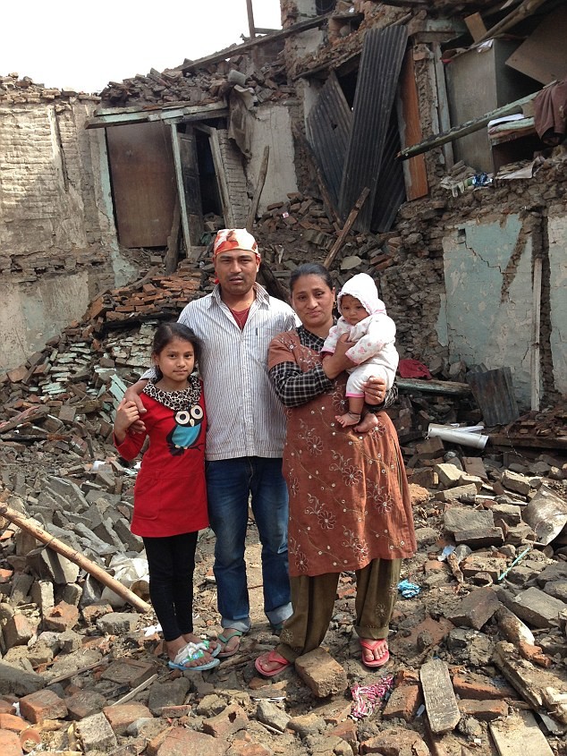 Thảm hoạ động đất Nepal: Mẹ bất lực đứng nghe con khóc dưới đống đổ nát ảnh 4