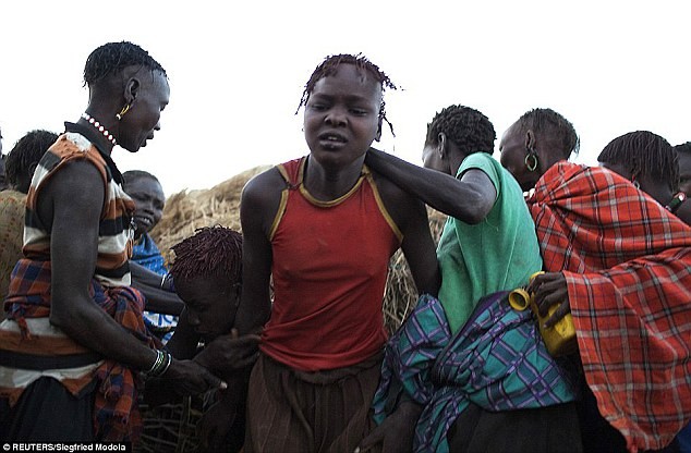 Niềm tin mù quáng vào tục lệ cắt xén bộ phận sinh dục nữ ở châu Phi ảnh 4