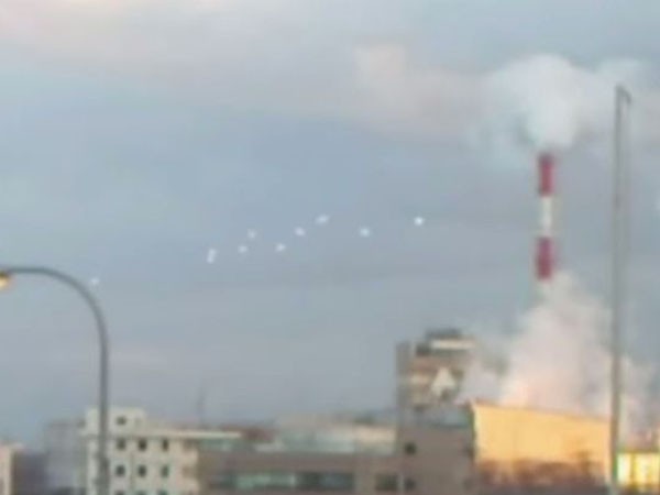 Sửng sốt xem 10 UFO "nhảy múa" trên bầu trời Osaka, Nhật Bản ảnh 2