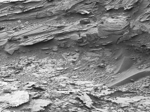 NASA tiết lộ bức ảnh "phụ nữ áo đen bí ẩn" trên sao Hỏa ảnh 2