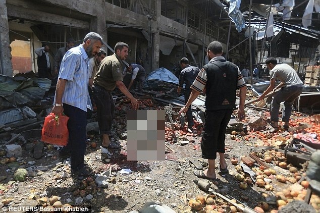 Hình ảnh thảm khốc ở Syria sau cuộc không kích khiến gần 100 người chết ảnh 4