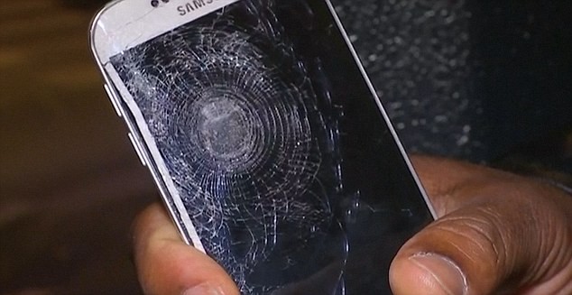 Vụ khủng bố kinh hoàng ở Paris: Thoát chết trong gang tấc nhờ điện thoại di động ảnh 3