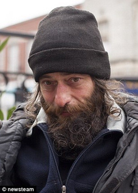 Simon Van Der Hoek, 48 tuổi người vô gia cư thực sự lo sợ sẽ không còn ai tiếp tục cho tiền