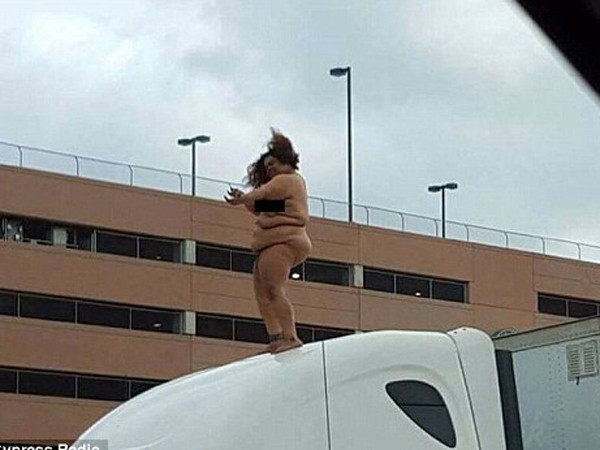 Người phụ nữ trần truồng nhảy múa, gây ách tắc tại Texas, Mỹ ảnh 1