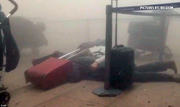 Nhân chứng vụ khủng bố tại Bỉ: "Tôi thấy những mảnh thi thể bắn tung tóe" ảnh 2