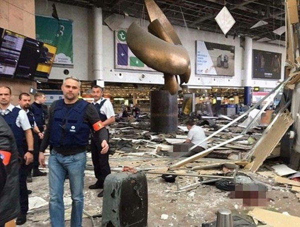 Ngay sau vụ đánh bom tại sân bay quốc tế Zaventem, một vụ đánh bom khác cũng xảy ra tại nhà ga tàu điện ngầm Brussels giết chết 20 người