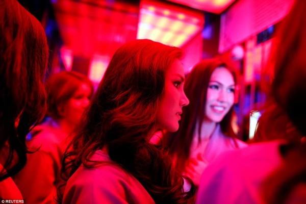 Hình ảnh ít biết trong cuộc thi Hoa hậu chuyển giới Thái Lan ảnh 18